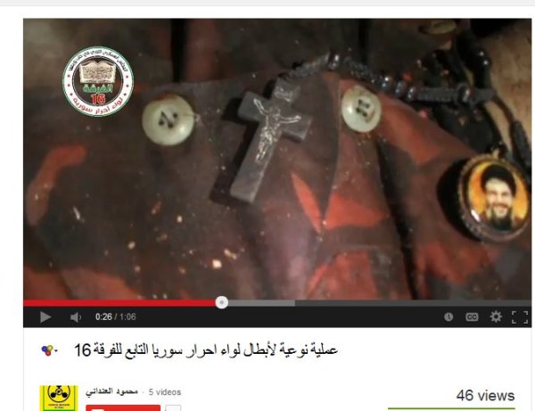 Das ist ein Ausschnitt aus einem Video, der Propagandist drehte das Medallion und zeigte auch das Kreuz welches er aus der  Kleidung im Halsbereich zog.